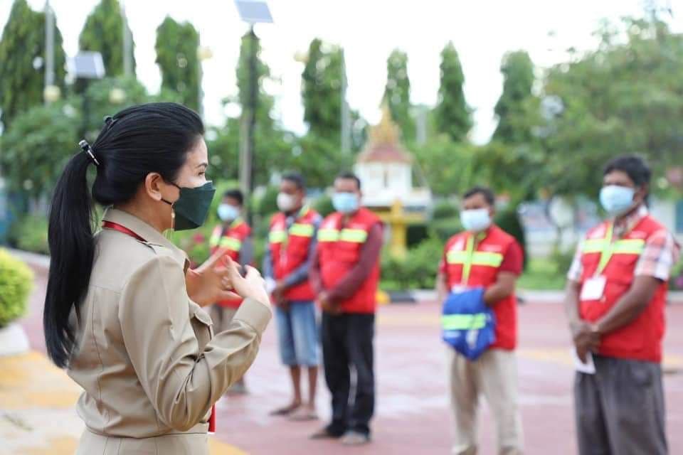 អភិបាលខេត្តប៉ៃលិនផ្តល់អាវដល់អ្នករត់ម៉ូតូឌុប និងណែនាំដល់អ្នករត់តាក់ស៊ីកុំភ្លេចអនុវត្តន៍​ ៣ការពារ ៣កុំ ដើម្បីការពារជំងឺកូវីដ-១៩