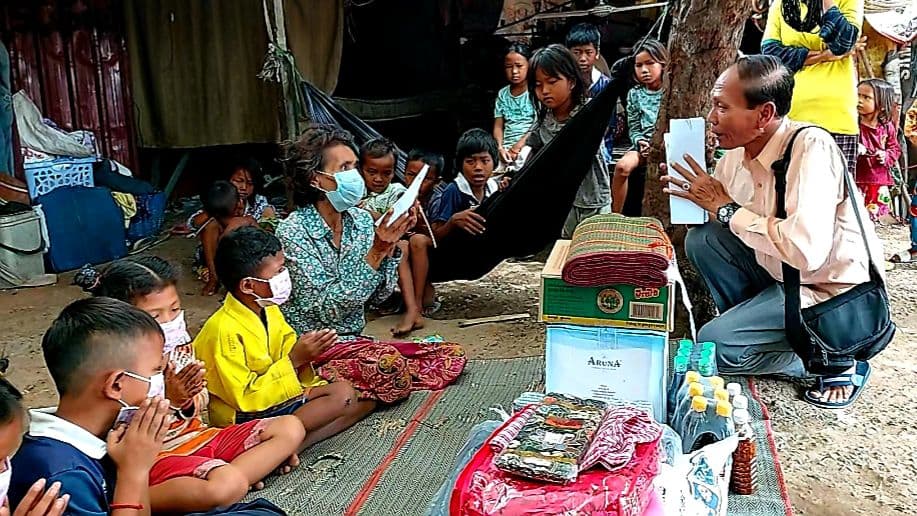គ្រួសារទីទ័លក្រីក្រចំនួន០២គ្រួសារ នៅក្នុងសង្កាត់វត្តគរនិងនៅក្នុងបរិវេណក្រុមហ៊ុនស៊ិនទ្រី ក្រុងខេត្តបាត់ដំបង បានទទួលអំណោយឯកឧត្តមអភិបាលខេត្តបាត់ដំបង តាមរយៈក្រុមការងារអ្នកសារព័ត៌មានក្នុងខេត្ត