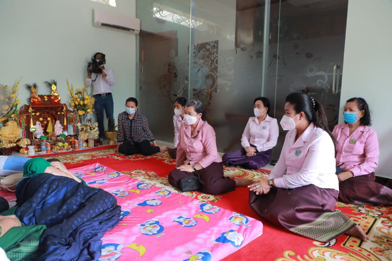 លោកជំទាវ ម៉ែន សំអន អញ្ជើញសួរសុខទុក្ខ លោកជំទាវ ហម អ៉ីម (មានជម្ងឺត្បៀតសសៃឈាមអាក់ទែបេះដូង) និងឆ្លៀតឱកាសជួបសំណេះសំណាលជាមួយសមាគមនារីខេត្តកំពង់ចាម