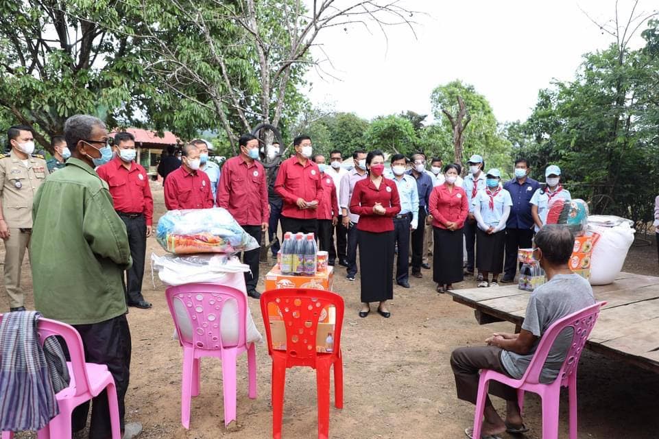 លោកជំទាវ បាន ស្រីមុំ ចុះសួរសុខទុក្ខ និងនាំយកស្បៀងអាហារ ជូនដល់ចាស់ជរា ជនពិការ ប្រជាពលរដ្ឋដែលមានជីវភាពខ្វះខាតដោយសារវិបត្តិកូវីដ-១៩ ក្នុងសង្កាត់អូរតាវ៉ៅ ក្រុងប៉ៃលិន