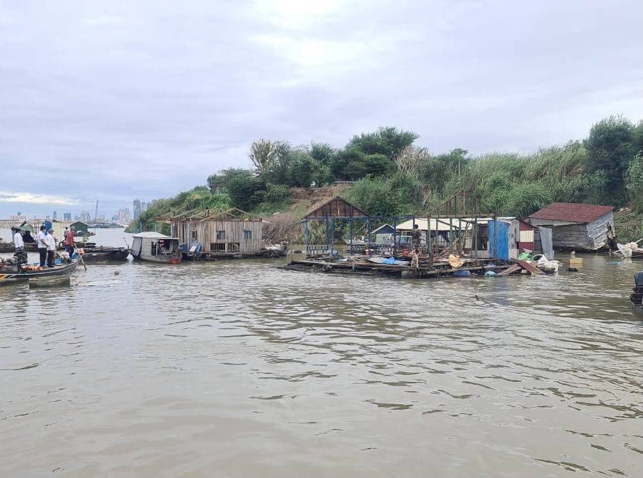 ផ្ទះបណ្តែតទឹកនៅតាមដងទន្លេមេគង្គក្រោម ក្នុងភូមិសាស្ត្រខណ្ឌច្បារអំពៅ បានរុះរើចេញស្ទើរតែ ១០០ភាគរយ