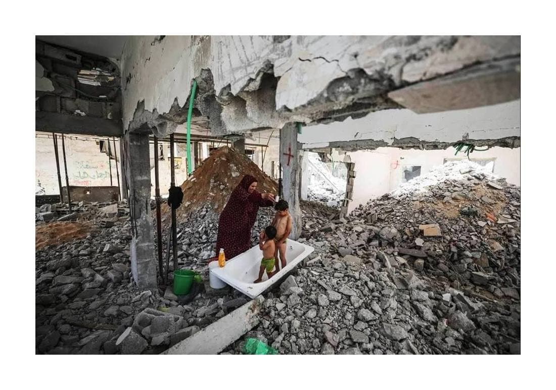 សង្កាត់ Beit Hanoun តំបន់ Gaza ថ្ងៃទី១២ មិថុនា ២០២១៖ មុជទឹកឱ្យកូនក្រោយការបញ្ចប់ការទម្លាក់គ្រាប់បែករបស់អុីស្រាអែល