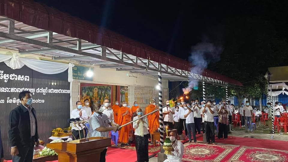 នាយឧត្តម សេនីយ៍កិត្តិបណ្ឌិត ហ៊ីង ប៊ុនហៀង គោរពវិញ្ញាណក្ខន្ធ និងប្រទានភ្លើងមច្ឆាមរណៈ ដល់ឧបសិកា អុំ អោ ដែលបានទទូលមរណៈភាព