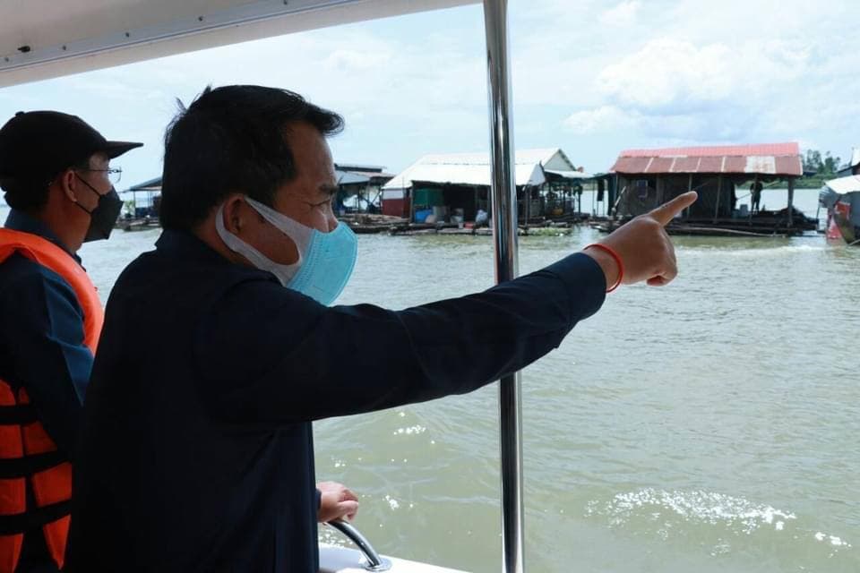 អភិបាលខេត្តកណ្តាល ចុះត្រួតពិនិត្យស្ថានភាពបែរត្រី ផ្ទះបណ្តែតទឹក ផ្ទះទូកតូចៗ និងសំណង់មិនរៀបរយ នៅតាមដងទន្លេមេគង្គ