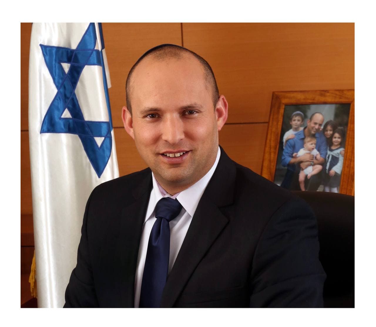 លោក Naftali Bennett មេដឹកនាំគណបក្សស្តាំនិយមយ៉ាមីណា (United Right) បានស្បថចូលកាន់តំណែងជានាយករដ្ឋមន្ត្រីអ៉ីស្រាអែលថ្មី ក្រោយយកឈ្នះលោក Benjamin Netanyahu ដែលកាន់តំណែងអស់រយៈពេល១២ឆ្នាំ