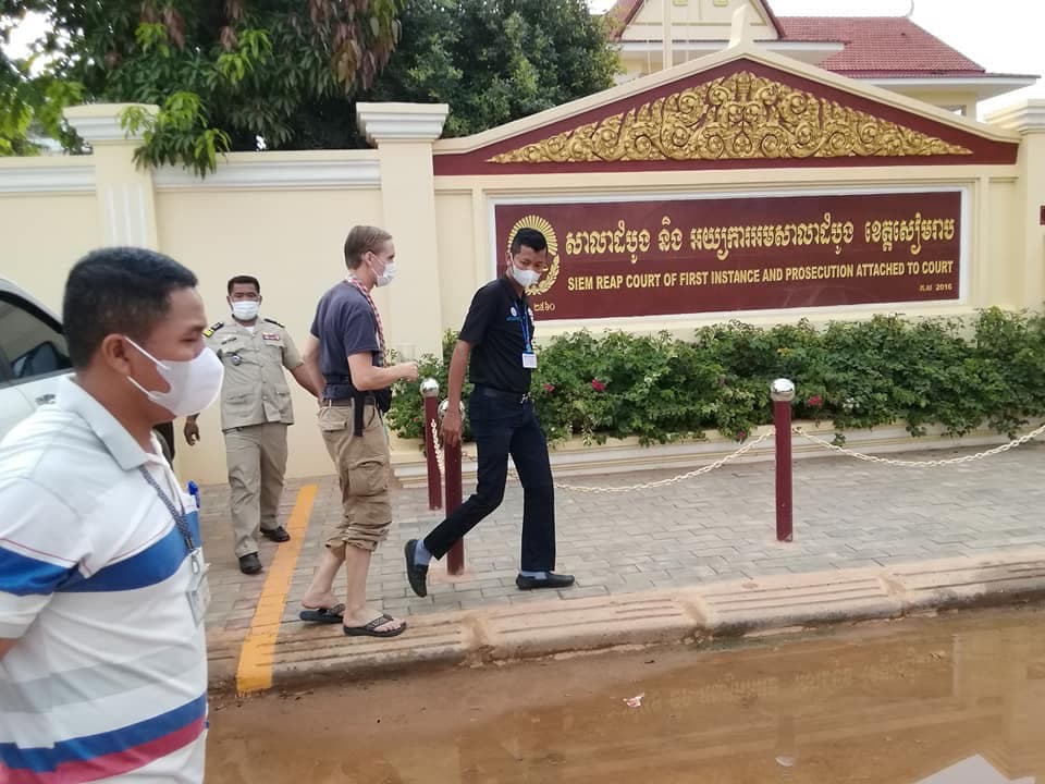 ទិញទូរស័ព្ទ ៤គ្រឿងឱ្យក្មេងស្រី ៤នាក់ ដូរនឹងលេងប្រដាប់ភេទទៅវិញទៅមក ត្រូវតុលាការឃុំខ្លួន