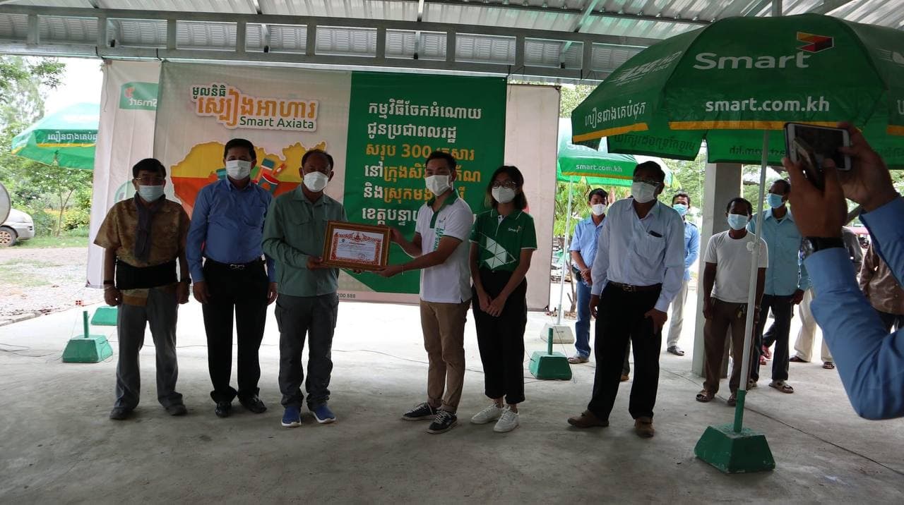 ក្រុមហ៊ុនsmart ឧបត្ថមអំណោយមនុស្សធម៍ដល់ប្រជាពល រដ្ឋទី ទាលក្រចំនួន២០០គ្រួសារ នៅក្នុងឃុំគោក បាល្លង័ ស្រុកមង្គលបូរី