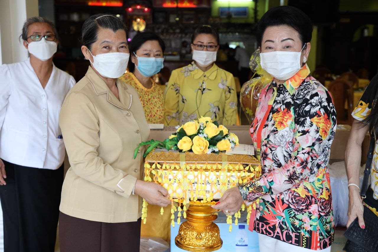 លោកជំទាវ ម៉ែន សំអន ទទួលទៀនព្រះវស្សា និងទេយ្យវត្ថុ ពីលោកម្ចាស់ទាន សម្រាប់ប្រគេនព្រះសង្ឃក្នុងរដូវចូលវស្សានាពេលខាងមុខ