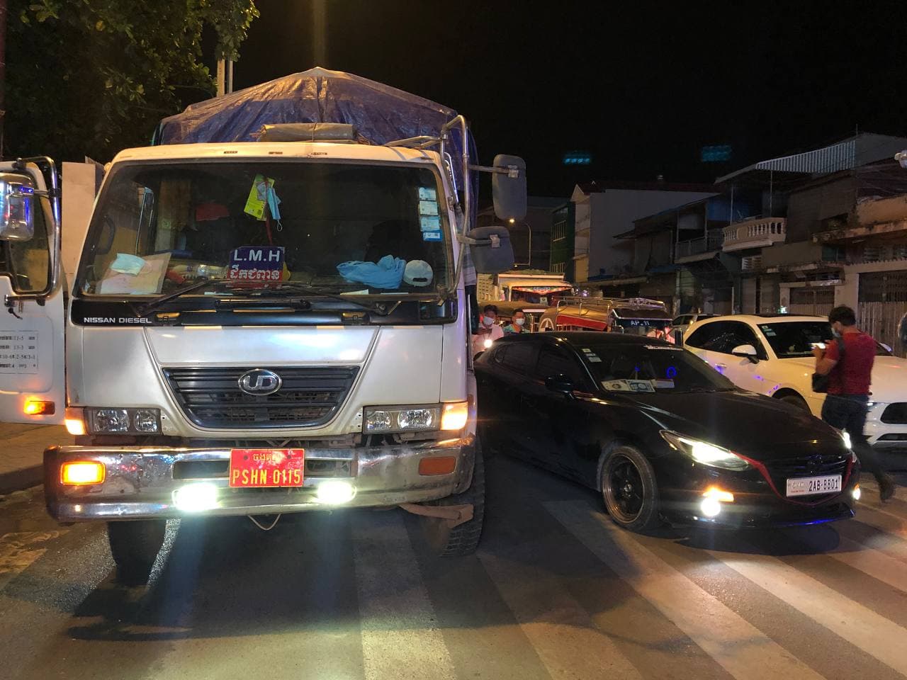 ខ្វះការប្រុងប្រយ័ត្ន!! បុរសម្នាក់រថយន្តដឹកទំនិញធុនធំបុកគូទរថយន្តទំនេីប  Mazda នៅស្ទុបចំការមន  រងការខូចខាត
