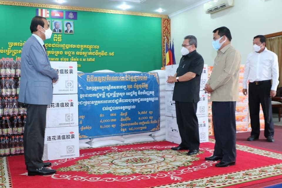 រដ្ឋបាលខេត្តកណ្តាល បន្តទទួលអំណោយដ៏ថ្លៃថ្លារបស់ឯកឧត្តម អគ្គបណ្ឌិតសភាចារ្យ អូន ព័ន្ធមុនីរ័ត្ន សម្រាប់ប្រើប្រាស់ ក្នុង ការងារ គ្រប់គ្រង បង្ការ ទប់ស្កាត់ ជំងឺកូវីដ-១៩