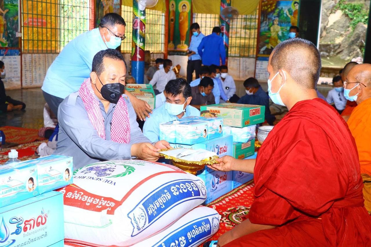 ឯឧ សោម ពិសិដ្ឋ បាននាំយកទេយ្យទាន ទេយ្យវត្ថុ និងបច្ច័យប្រគេនព្រះសង្ឃ សម្រាប់កសាងសមិទ្ធផលនានាក្នុងវត្ត ភ្នំសសៀរ