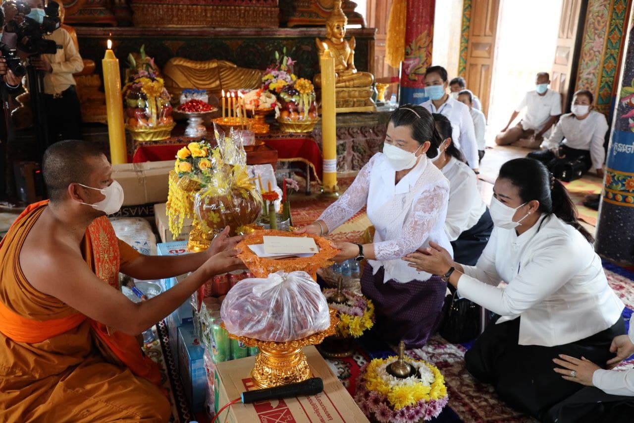 លោកជំទាវ ម៉ែន សំអន បាននាំយកទៀនព្រះវស្សា ទេយ្យទាន និងបច្ច័យប្រគេនព្រះសង្ឃ គង់នៅវត្តអង្គួញដីសិរីសុខា