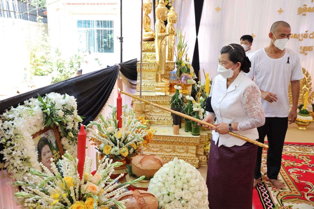 លោកជំទាវកិត្តិសង្គហបណ្ឌិត ម៉ែន សំអន អញ្ជើញចូលរួមបុណ្យខួបគម្រប់៧ថ្ងៃ លោកជំទាវ ហម អ៉ីម