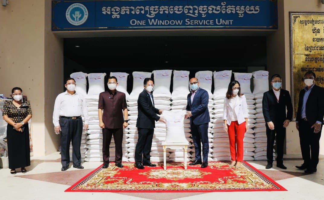 ក្រុមហ៊ុនឯកជន២ ឧបត្ថមថវិកា២ម៉ឺនដុល្លារ និងអង្ករ ៧តោនជូនរដ្ឋបាលរាជធានី ដើម្បីជួយប្រជាពលរដ្ឋរងគ្រោះ ឬរងផលប៉ះពាល់ធ្ងន់ធ្ងរ ដោយមេរោគកូវីដ-១៩
