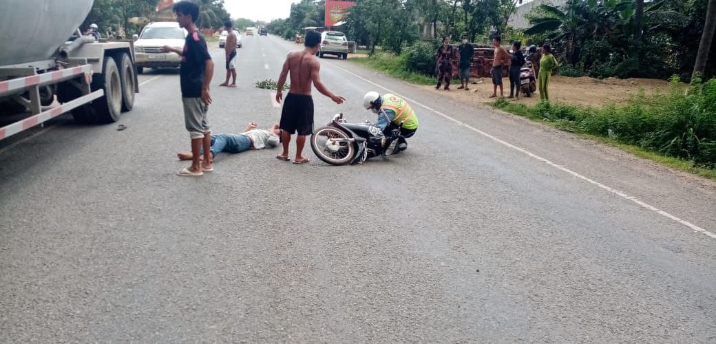 ស្ត្រីម្នាក់ជិះម៉ូតូបត់គ្មានការប្រុងប្រយ័ត្នបណ្ដាលឲ្យរថយន្តក្រឡុកស៊ីម៉ង់ត៍បើកកិនពីលើបណ្ដាលរងរបួសធ្ងន់