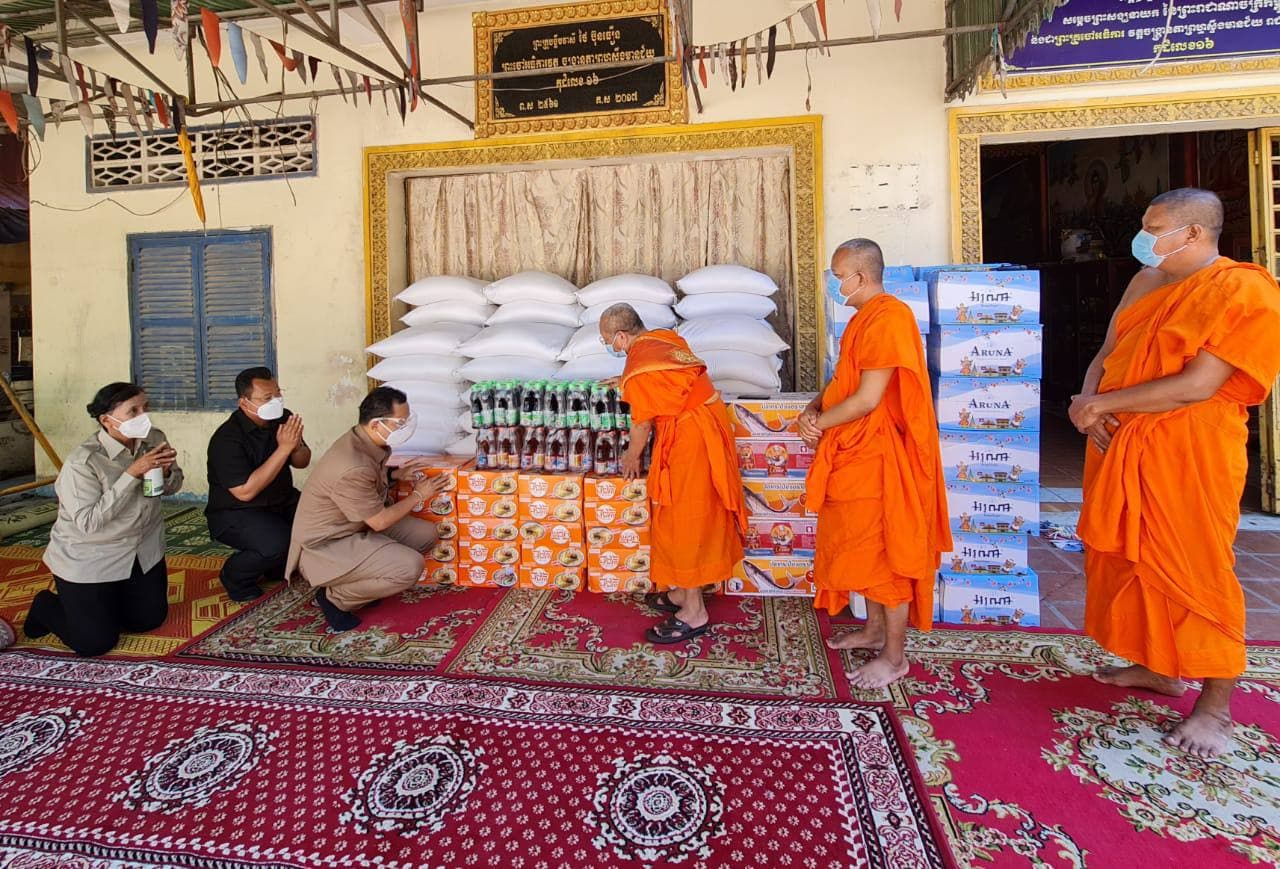 រដ្ឋបាលរាជធានីភ្នំពេញ បានយកនូវទេយ្យទាន ទៅប្រគេនព្រះសង្ឃ និង ចែកជូនតាជី យាយជី បញ្ញវ័ន្តក្មេងវត្ត ប្រជាពលរដ្ឋ ដែលកំពង់ធ្វើចត្តាឡីស័ក នៅវត្តចង្រ្កានតាព្រហ្មស្ទឹងមានជ័យ