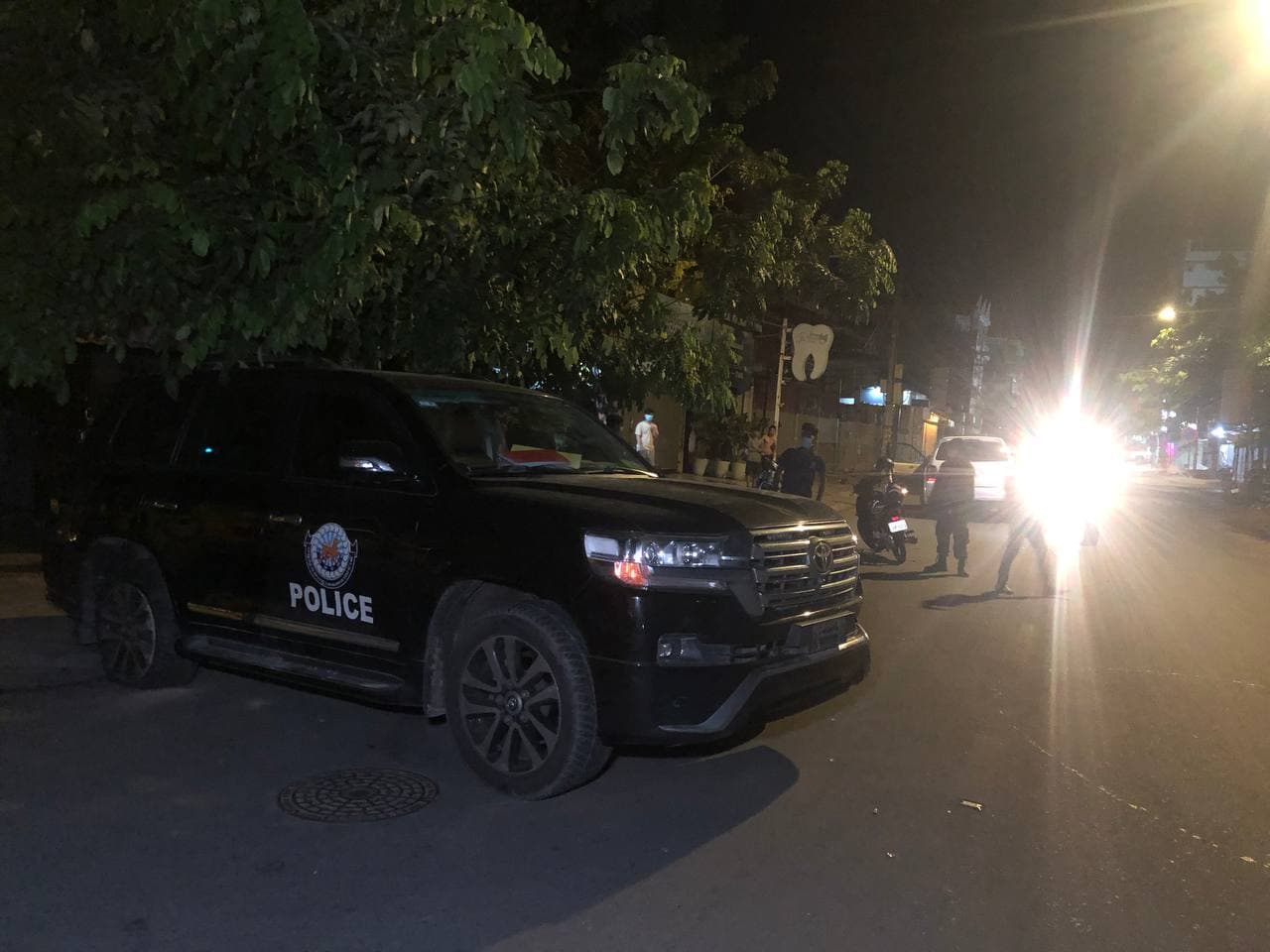 រថយន្តឡង់គ្រីស័រ បិត Logo POLICE បុកជាមួយរថយន្តហាយឡែនឌ័រ បណ្ដាលឲ្យរងការខូចខាត យ៉ាងដំណំ