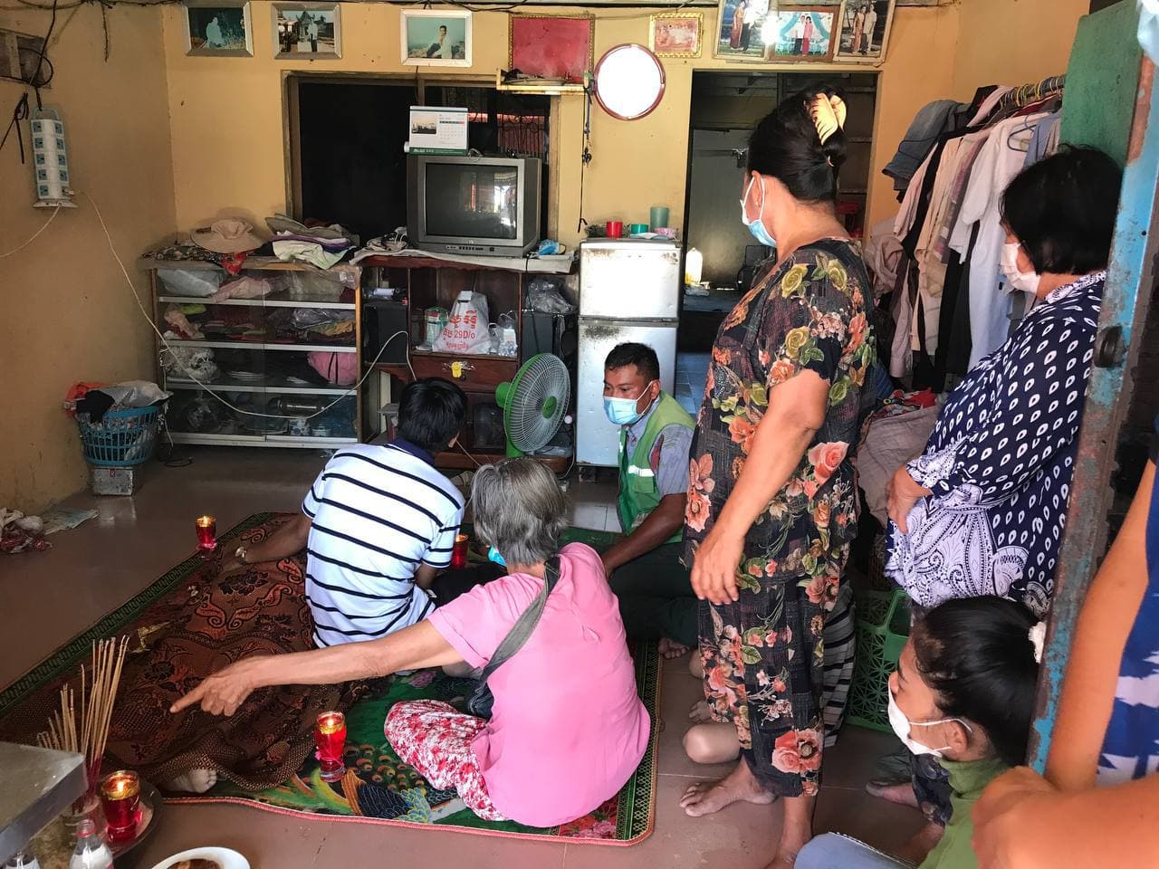 បុរសម្នាក់ ដោតឌុយសាកថ្មទូរស័ព្ទធ្លាក់លើទ្រូង បណ្តាលឱ្យឆក់ស្លាប់ភ្លាមៗនៅនឹងកន្លែង