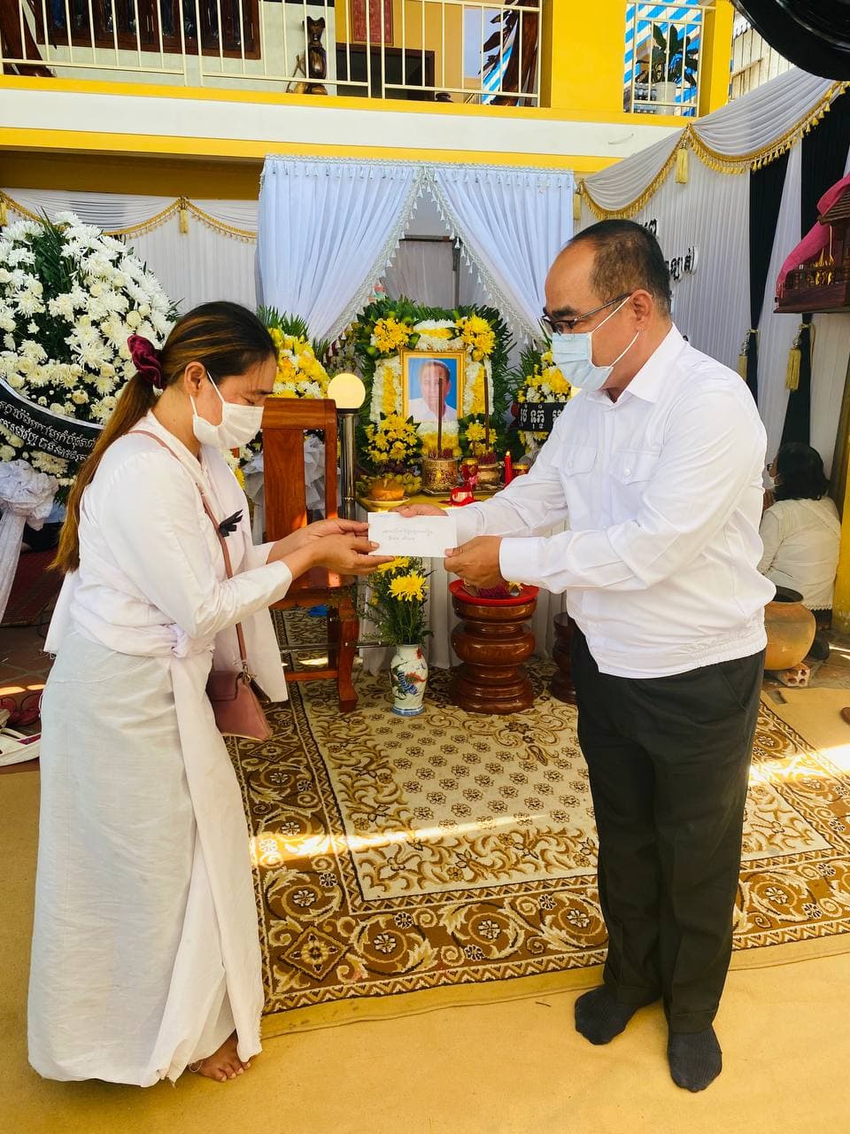 តំណាងលោកជំទាវកិត្តិសង្គហបណ្ឌិត ម៉ែន សំអន នាំយកបច្ច័យ លោកជំទាវផ្ទាល់ ចូលរួមបុណ្យសពលោកព្រឹទ្ធាចារ្យ ម៉ាក កាណេន ហៅតាសាឡាត់