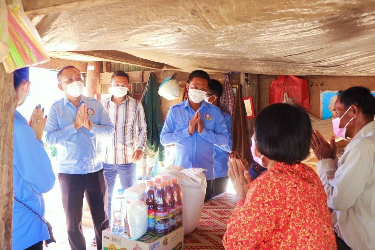 ក្រុមគ្រួសារ ស.ស.យ.ក ស្រុកមោងឫស្សី នាំយកអំណោយ ឯកឧត្តម ស សុខា និងឯកឧត្តម ស រដ្ឋា និងលោកជំទាវ ជូនដល់គ្រួសារជួបការលំបាក ចំនួន ០៤គ្រួសារ