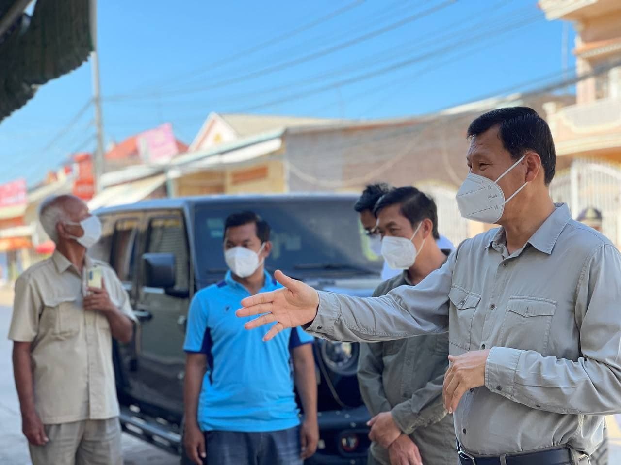លោក នុត ពុធដារ៉ា នាំយកអំណោយចែកជូនអ្នកធ្វើចត្តាឡីស័កនៅតាមផ្ទះ និងពិនិត្យការរៀបចំផ្សារព្រែកតាមាក់ ស្រុកខ្សាច់កណ្តាល