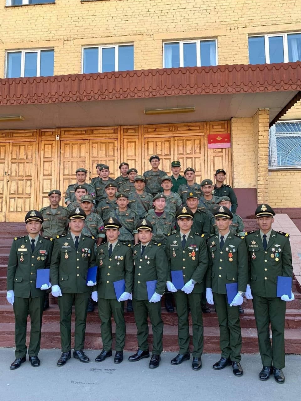 នាយទាហានកម្ពុជា ១៩នាក់ បានបញ្ចប់ការសិក្សាថ្នាក់ អនុបណ្ឌិតយោធា Specialist degree ពីប្រទេសរុស្សី