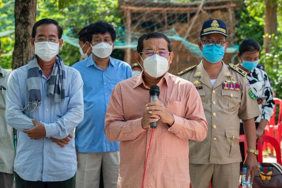 អភិបាលខេត្តតាកែវ អញ្ជើញជួបសំណេះសំណាលសួរសុខទុក្ខ និងចែកអំណោយ ជូនប្រជាពលរដ្ឋខ្វះខាតក្នុងតំបន់បិទខ្ទប់ ១០០គ្រួសារ នៅស្រុកព្រៃកប្បាស