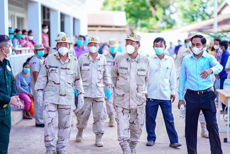 នាយឧត្តមនាវី ទៀ វិញ ចុះត្រួតពិនិត្យសកម្មភាពក្រុមគ្រូពេទ្យជួរមុខ របស់កងទ័ពជើងទឹក ចាក់វ៉ាក់សាំង បង្ការជំងឺឆ្លងកូវីដ-១៩