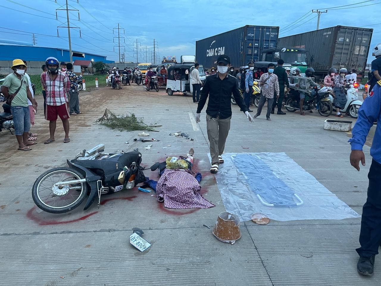រថយន្តក្រឡុកស៊ីម៉ង់ត៍មួយគ្រឿង បុកម៉ូតូពេញទំហឹង បណ្តាលឱ្យស្ត្រីម្នាក់ស្លាប់ និងបុរសម្នាក់ទៀតរងបួសស្រាល