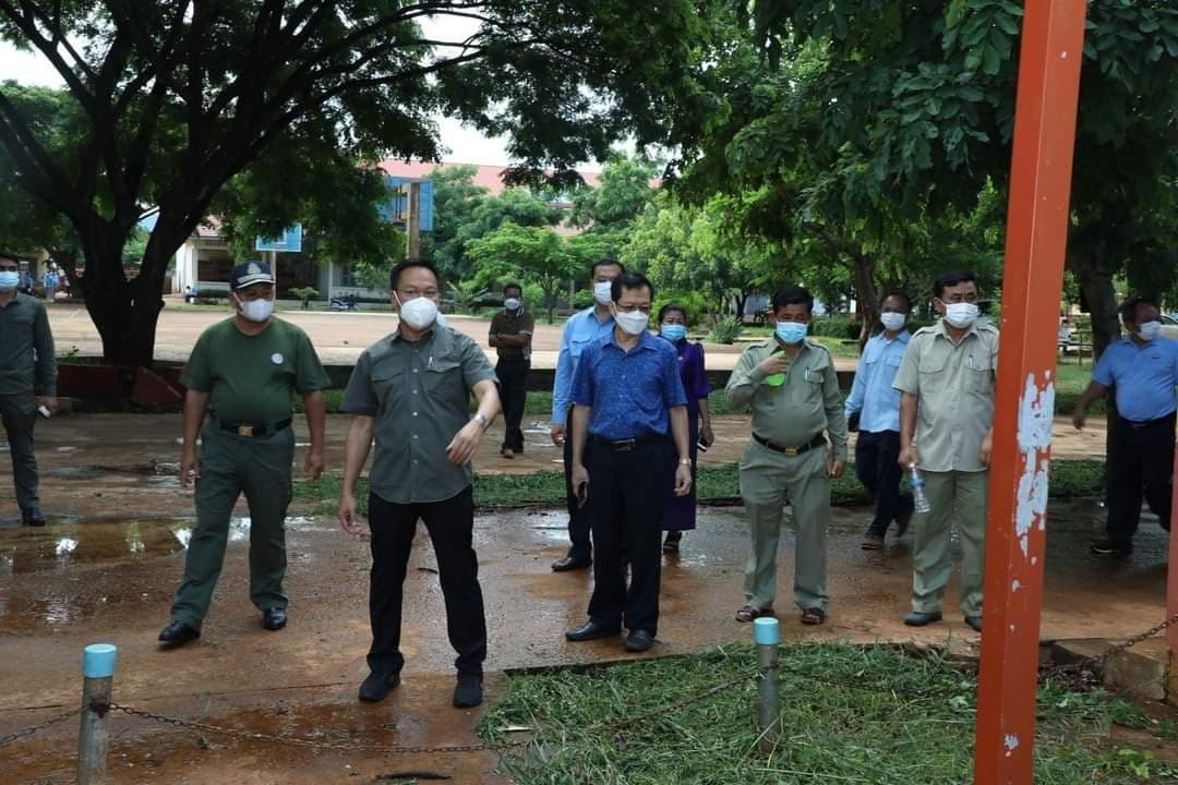 អភិបាលខេត្តរតនគិរី ចុះពិនិត្យការរៀបចំមណ្ឌលចត្តាឡីស័ក និងព្យាបាលអ្នកជម្ងឺកូវីត-១៩ នៅវិទ្យាល័យ ហ៊ុន សែន ភូមិថ្មីក្រុងបានលុង