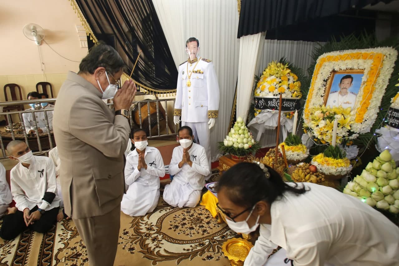 ឯកឧត្តមរដ្ឋមន្ត្រីក្រសួងព័ត៌មាន អញ្ជើញគោរពវិញ្ញាណក្ខន្ធ សពអតីតប្រធានមន្ទីរព័ត៌មាន ខេត្តព្រៃវែង