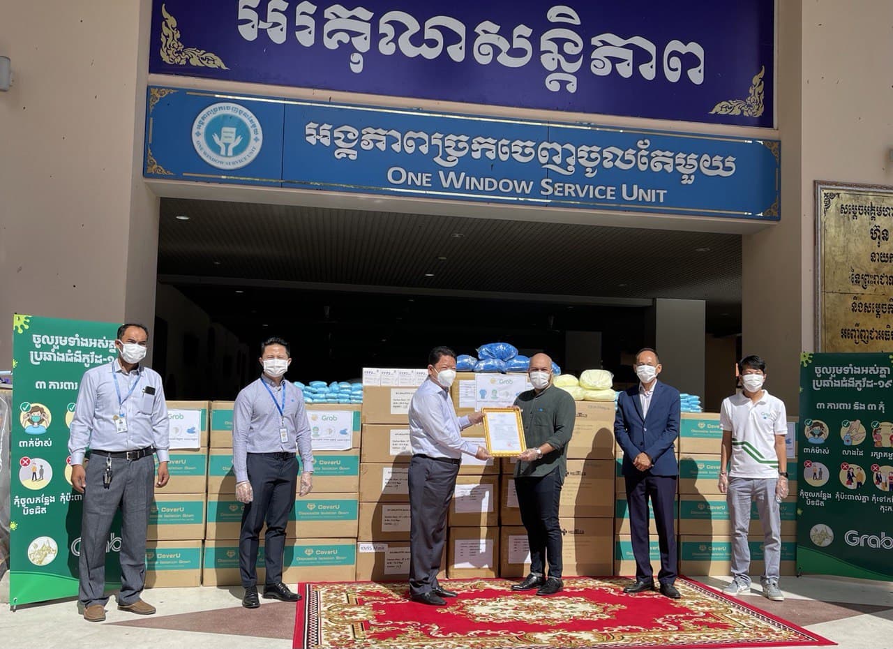 ក្រុមហ៊ុន Bajaj និងក្រុមហ៊ុន Grab ប្រគល់រម៉កកង់បីពិសេស សម្រាប់ដឹកជញ្ជូនអ្នកជំងឺ និងអាវការពារ សម្រាប់បុគ្គលិកសុខាភិបាល ជូនរដ្ឋបាលរាជធានី