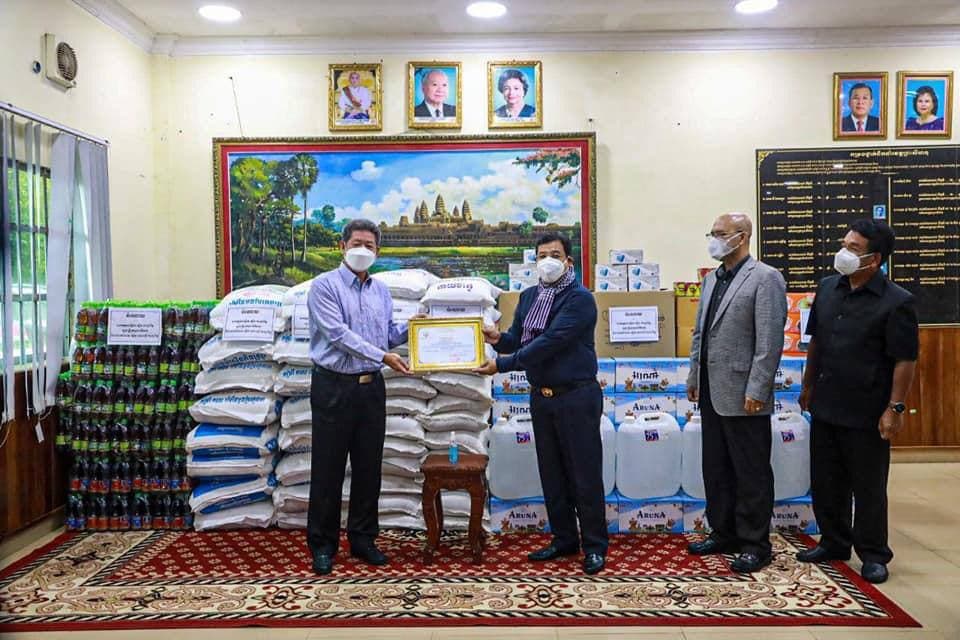 អំណោយរបស់ឯកឧត្ដម ខៀវ កាញារីទ្ធ ត្រូវបានប្រគល់ជូនរដ្ឋបាលខេត្តព្រះសីហនុ ដើម្បីប្រើប្រាស់ក្នុងវិធានការណ៍ប្រយុទ្ធប្រឆាំង និងជំងឺកូវីដ-១៩