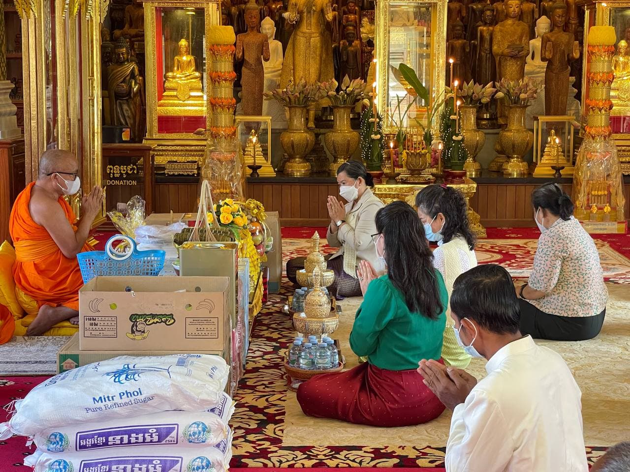លោកជំទាវ ម៉ែន សំអន បានអញ្ជើញប្រគេនចង្ហាន់ និងទេយ្យទាន ជូនដល់ សម្តេចព្រះធម្មលិខិត បណ្ឌិត សៅរ័ ចន្ទថុល្ល