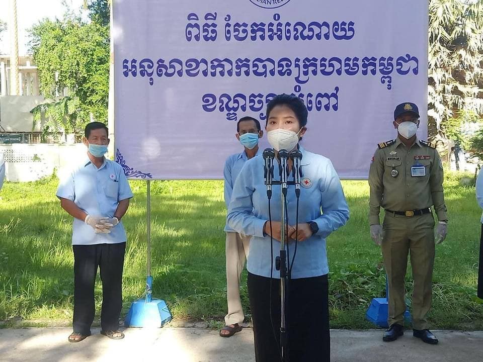 លោកស្រី ហេង សុវត្ថា ចុះសាកសួរសុខទុក្ខ និងនាំយកអំណោយមនុស្សធម៌របស់កាកបាទក្រហមកម្ពុជា ចែកជូនប្រជាពលរដ្ឋក្នុងសង្កាត់ព្រែកឯង