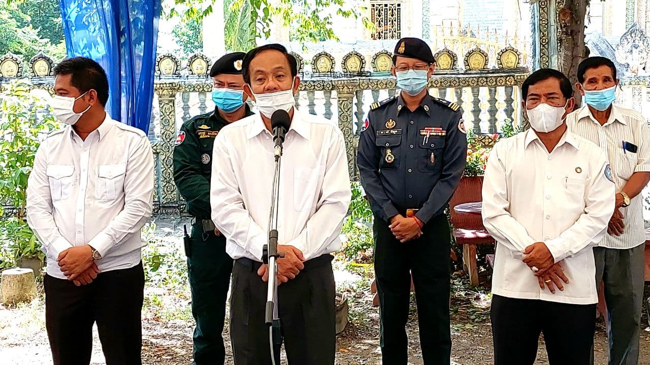 អំណោយសម្តេចក្រឡាហោម ស ខេង ជាស្បៀងអាហារ ត្រូវបានចែកជូនដល់គ្រួសារក្រីក្រ លំបាកខ្លាំងចំនួន១០០គ្រួសាររស់នៅក្នុងភូមិបល្ល័ង្គសង្កាត់វត្តគរ ក្រុង-ខេត្តបាត់ដំបង