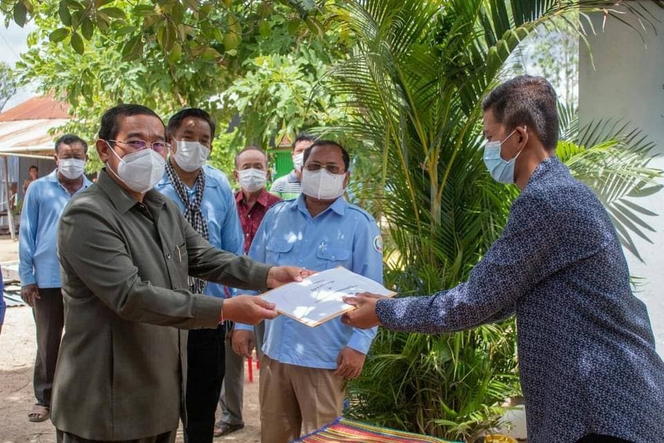 អភិបាលខេត្តតាកែវ អញ្ជើញនាំយកថវិកាប្រគល់ជូនក្រុមគ្រួសារមានសមាជិកស្លាប់ដោយសារជំងឺកូវីដ-១៩ នៅស្រុកគិរីវង់