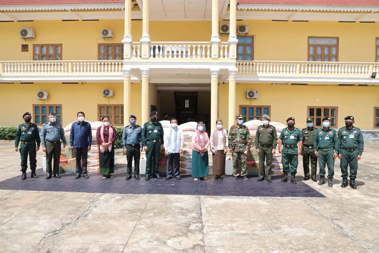 លោកជំទាវ ម៉ែន សំអន បានផ្តល់ស្បៀង និងរបស់ប្រើប្រាស់ជូនដល់បញ្ជាការដ្ឋានកងរាជអាវុធហត្ថ តំបន់ប្រតិបត្តិការសឹករង ស្នងការដ្ឋាននគរបាល នៃខេត្តស្វាយរៀង
