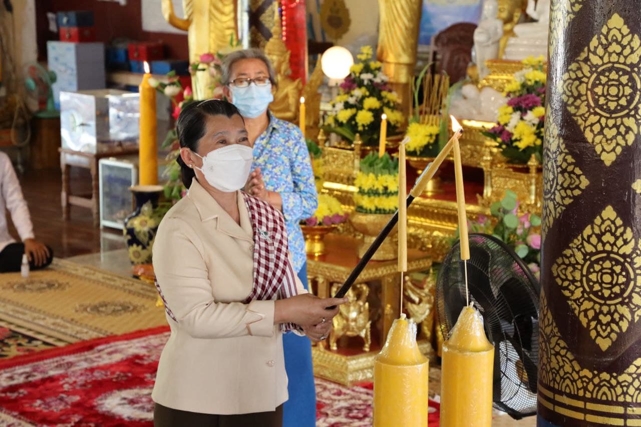 លោកជំទាវ ម៉ែន សំអន ប្រគេនទៀនព្រះវស្សា និងទេយ្យវត្ថុដល់ព្រះសង្ឃ គង់ចាំព្រះវស្សា នៅវត្តព្រៃឆ្លាក់