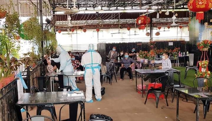 ឯកឧត្តម វ៉ា ថន អញ្ចើញចុះពិនិត្យកាបិតទីតាំង ភោជនីយ ដ្ឋាននិងអាហារដ្ឋានជាច្រើនកន្លែងនៅក្រុងក្រចេះ ក្រោយរកឃើញអ្នកមានវិជ្ជមានកូវីដ -១៩ថ្មី ចំនួន២៨នាក់