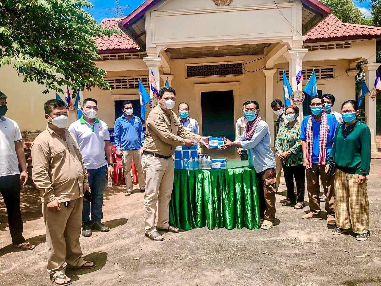 លោកឧត្តមសេនីយ៍ឯក លៀង ភារម្យ នាំយកម៉ាស់ ជែល អាល់កុល និងថវិកាប្រគល់ជូនដល់ សមាជិកសមាជិកាបក្សឃុំស្វាយអន្ទរស្រុកស្វាយអន្ទរ