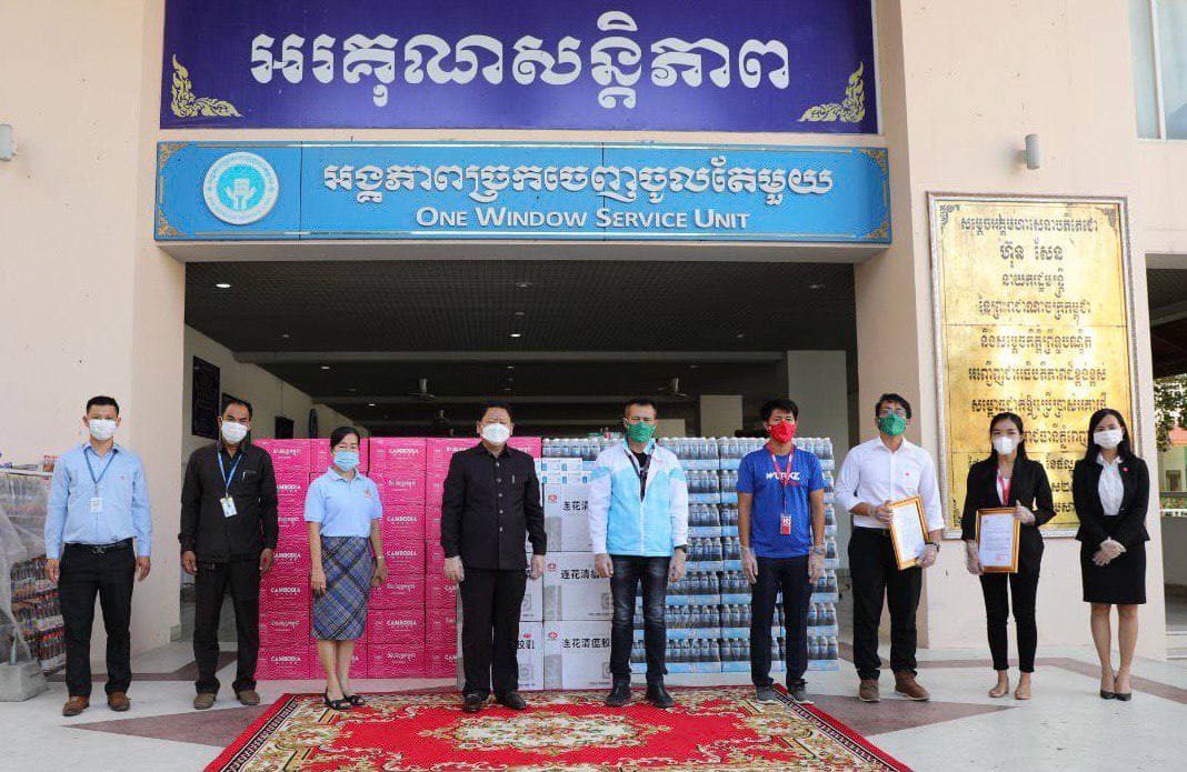 ប្រធានក្រុមហ៊ុនជីបម៉ុង ប្រគល់ថ្នាំបុរាណចិន ទឹកបរិសុទ្ធ និងភេជ្ជះចំនួនជូនរដ្ឋបានរាជធានី ដើម្បីចូលរួមទប់ស្កាត់កូវីដ-១៩