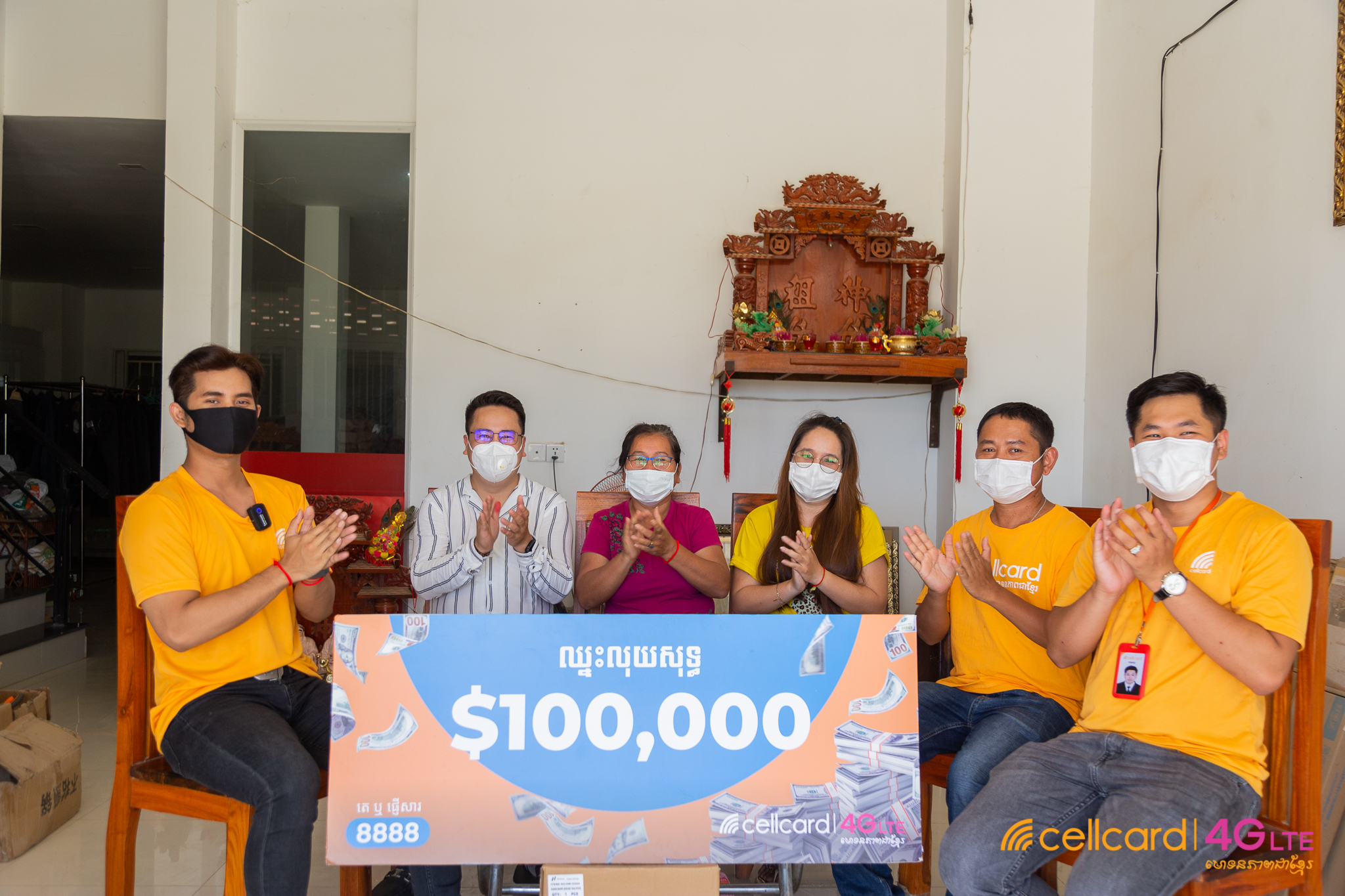 សំណាងណាស់! បុរសម្នាក់ឈ្នះរង្វាន់លុយសុទ្ធ ១០០០០០ដុល្លារ ហើយគេយកឱ្យដល់ផ្ទះតែម្តង