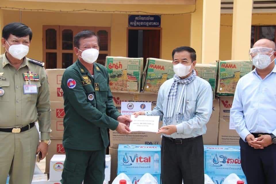 ថ្នាក់ដឹកនាំខេត្តស្វាយរៀង អញ្ជើញចុះសួរសុខទុក្ខ និងនាំយកអំណោយរបស់រដ្ឋបាលខេត្ត ជូនថ្នាក់ដឹកនាំ និងមន្ត្រីអនុរក្សពន្ធនាគារខេត្ត