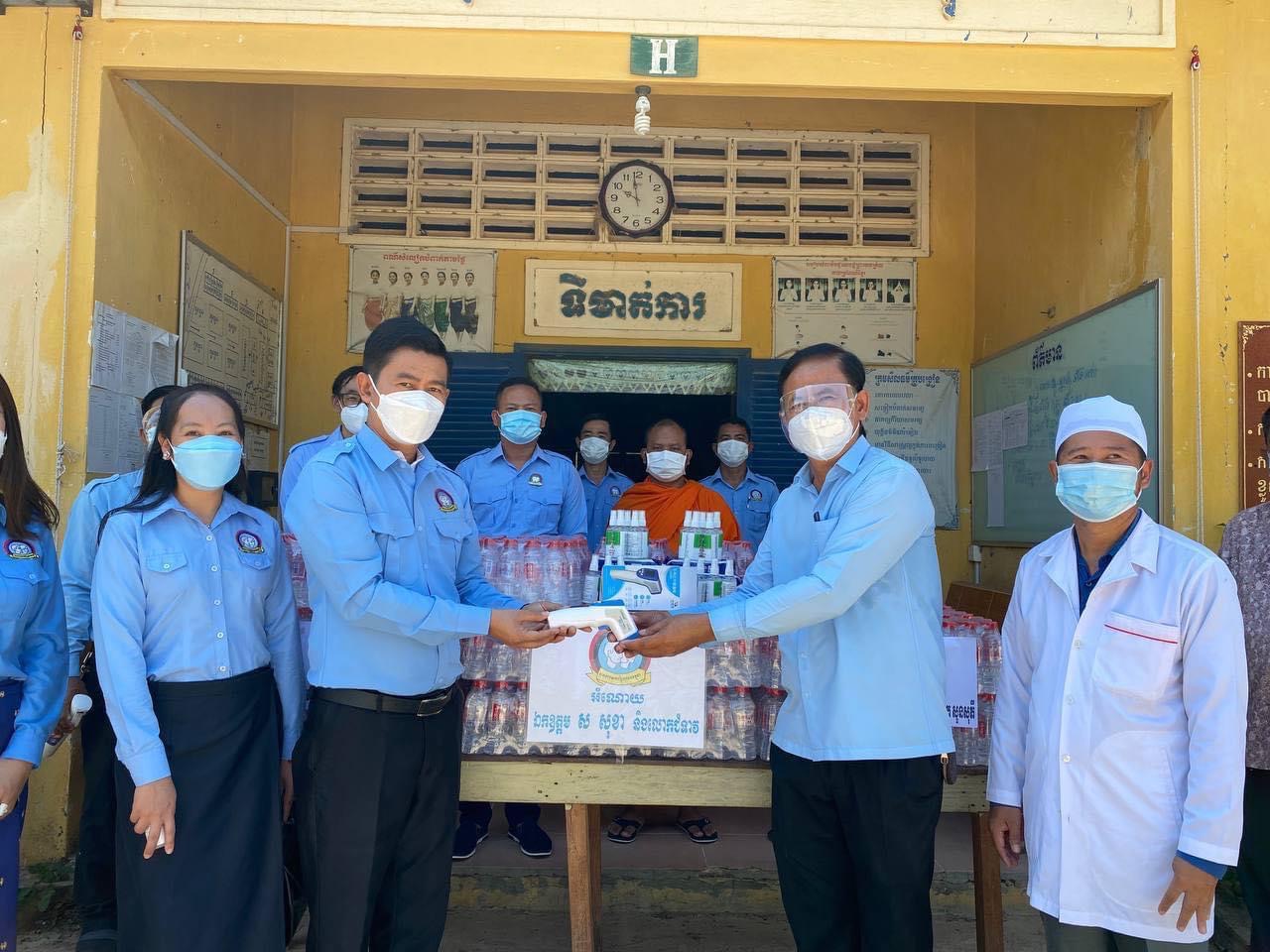 ប្រគល់បន្ទប់ទឹក-បង្គន់អនាម័យ ទឹកបរិសុទ្ធ និងសម្ភារៈកូវីដ-១៩ ជាអំ ណោយ ឯកឧត្គម ស សុខា ជូនគណៈកម្មការប្រយុទ្ធ នឹងជំងឺកូវីដ-១៩ស្រុកស្វាយអន្ទរ