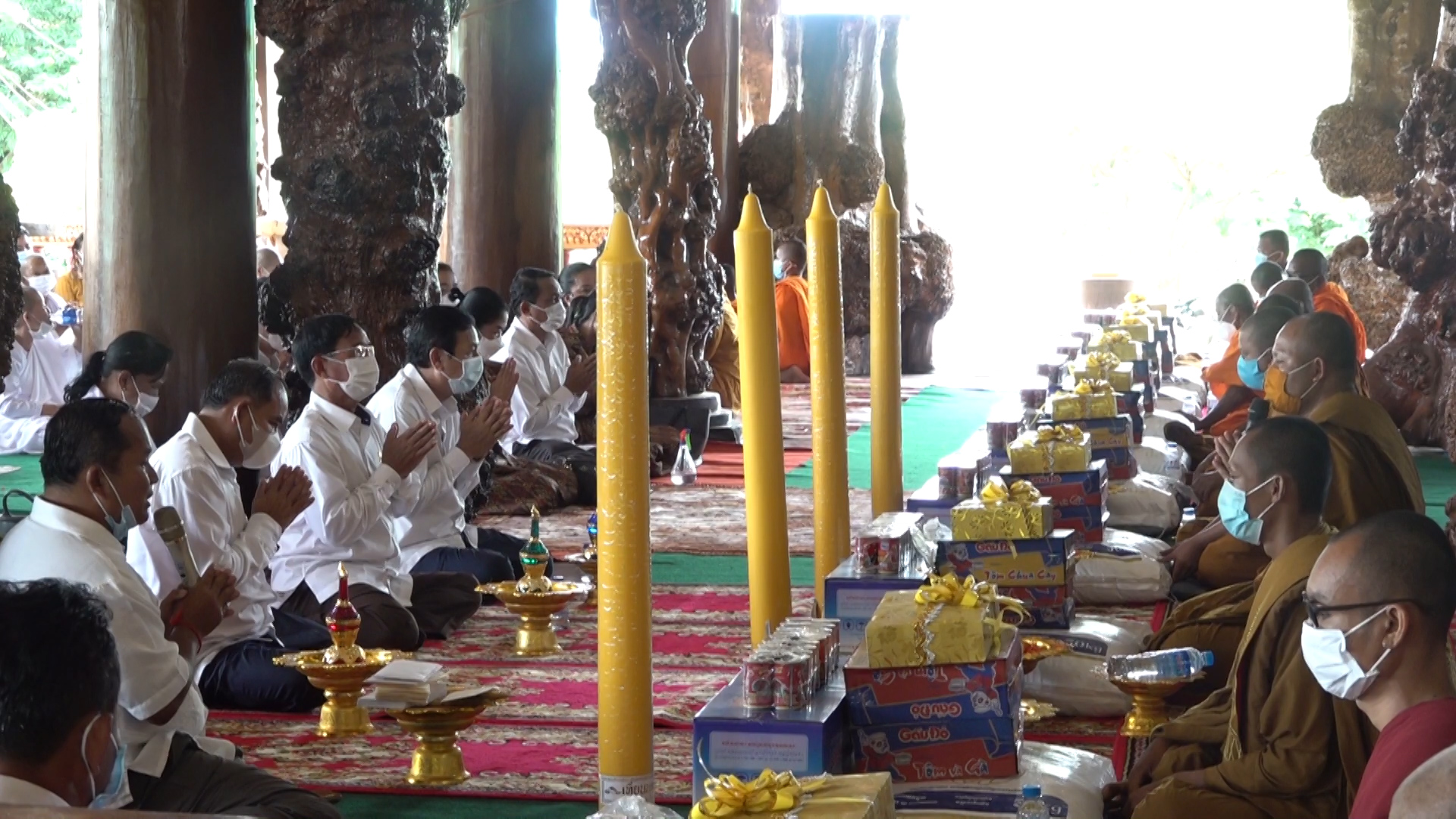 សមាជិកព្រឹទ្ធសភា និងថ្នាក់ដឹកនាំខេត្ត ប្រគេនទេយ្យវត្ថុទៀន​ព្រះ​វស្សា ព្រមទាំង​គ្រឿងឧបភោគ បរិភោគ ដល់ព្រះសង្ឃគង់​ចាំ​ព្រះវស្សាចំនួនវត្តទាំង២៧ ក្នុងស្រុក​ថាឡាបរិវ៉ាត់ (មានវីដេអូ)
