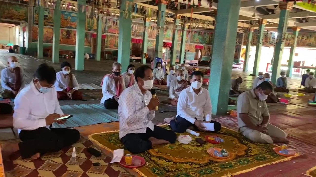 ក្រុមការងាររាជដ្ឋាភិបាលចុះជួយ ឃុំពង្រក្រោម ប្រគេនទៀនវស្សា និងទេយ្យទាន បច្ច័យ ដល់ព្រះសង្ឃ ដែលគង់ចាំវក្សារនាពេលឆាប់ៗខាងមុខនេះ