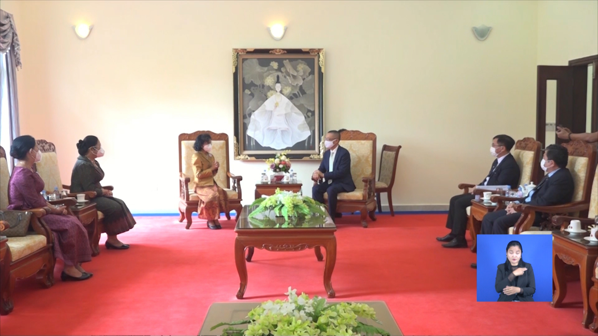 កាកបាទក្រហមកម្ពុជា ប្រគល់ថវិកា ១០ម៉ឺនដុល្លា អាមេរិក ជូនកាកបាទក្រហមវៀតណាម