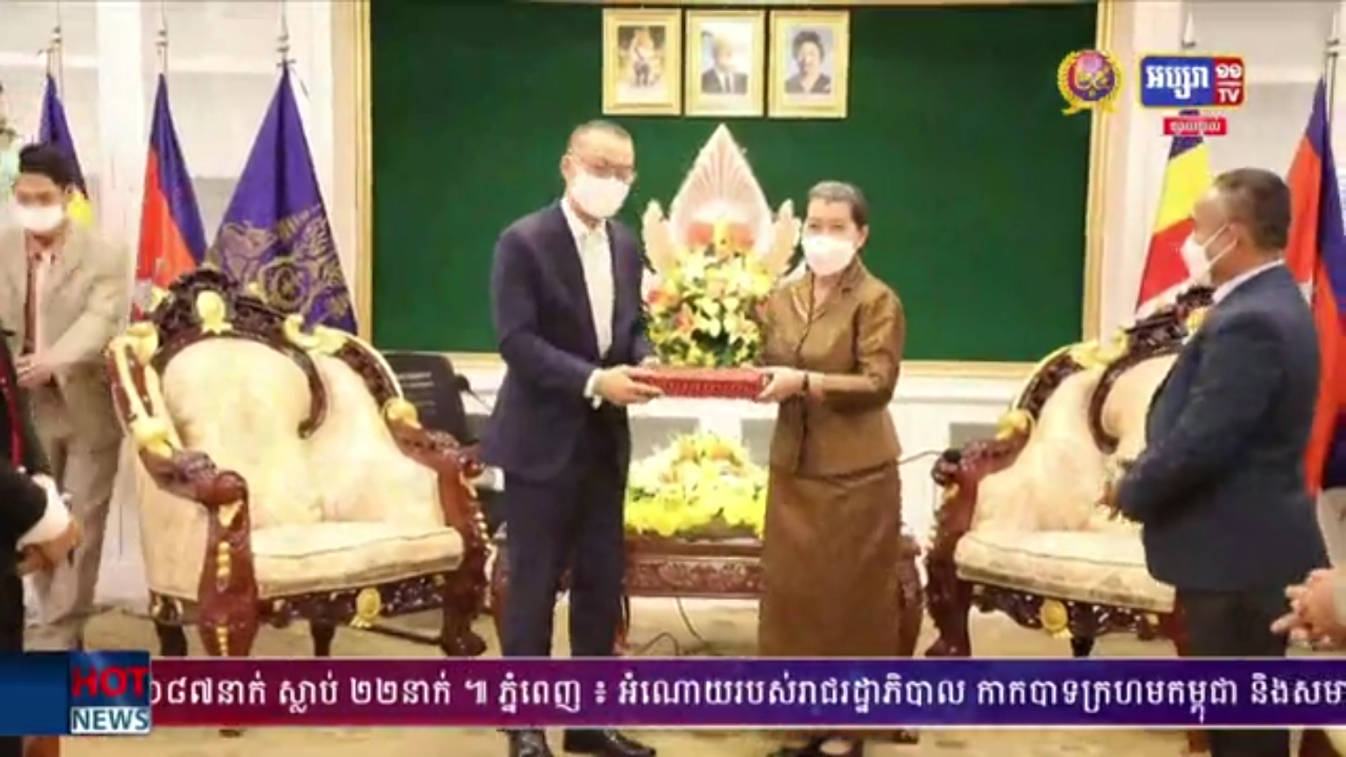 លោកជំទាវ  ម៉ែន សំអន ប្រគល់ថវិកាចំនួន ៥ម៉ឺនដុល្លារ ជូនដល់សមាគមមិត្តភាព វៀតណាម-កម្ពុជា