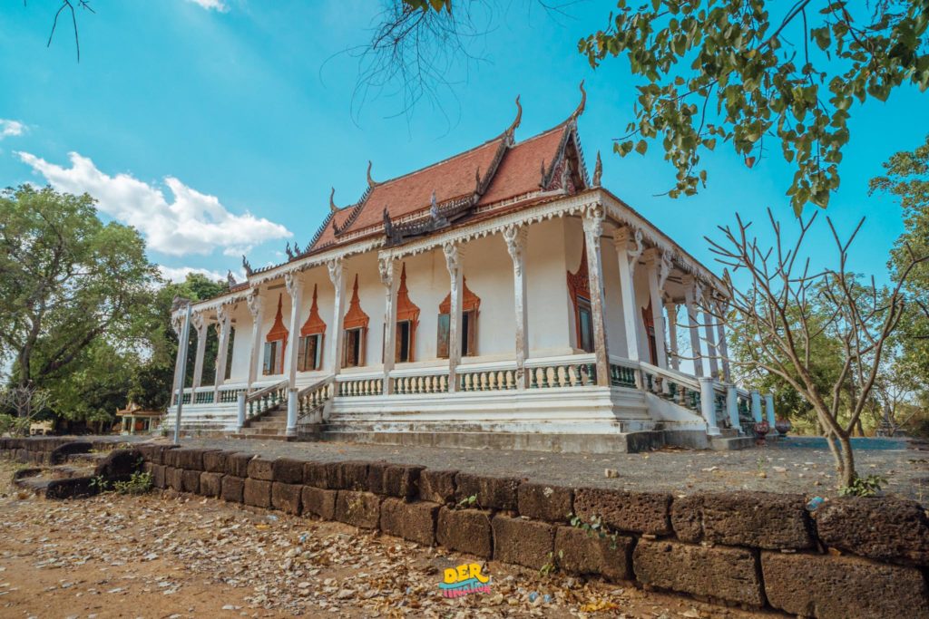 សូមទស្សនាទេសភាព នៃវត្តកំពង់ត្រឡាចលើ ក្នុងស្រុកកំពង់ត្រឡាច ខេត្តកំពង់ឆ្នាំង